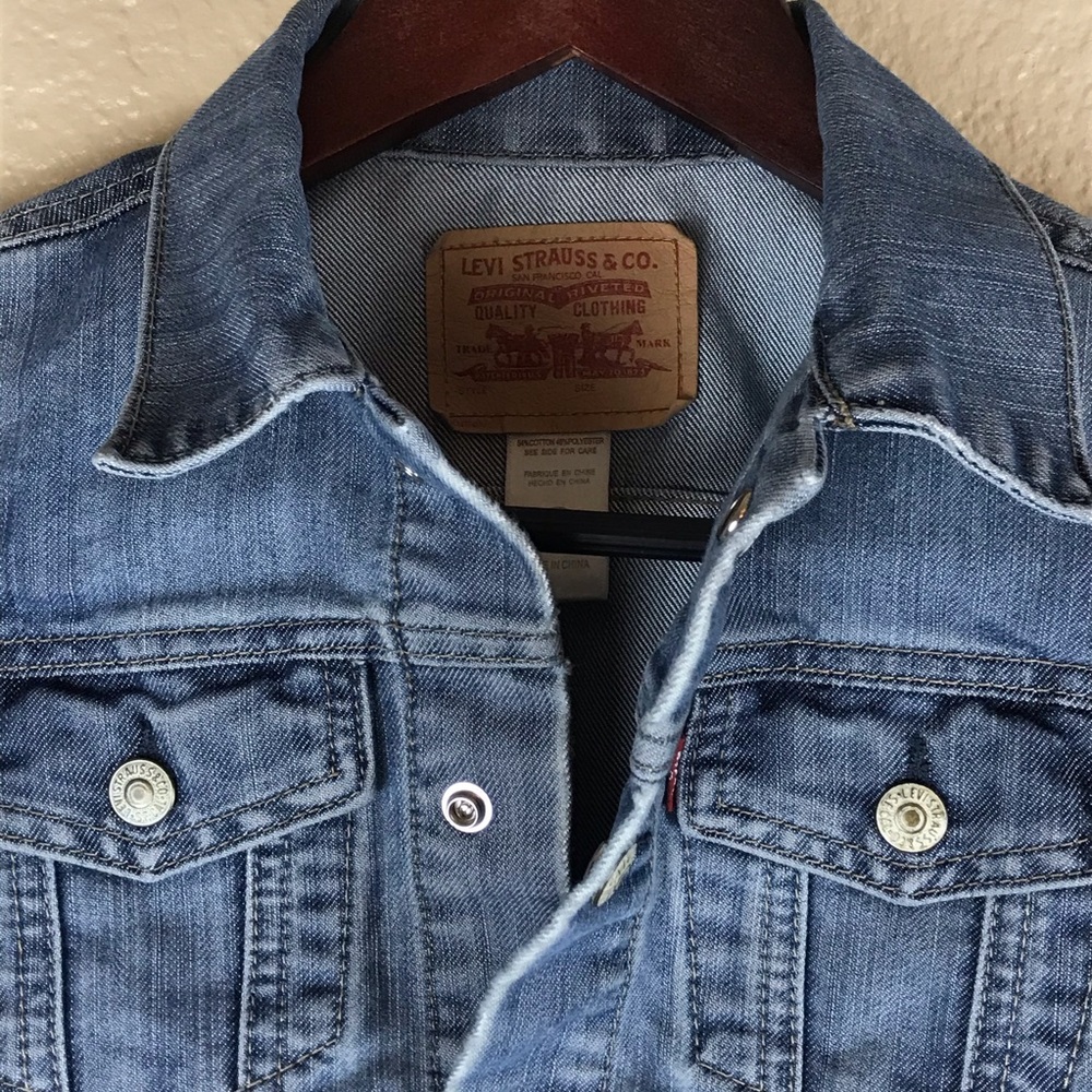 Adorable Levi’s Denim Trucker Jean Jacket Size 5